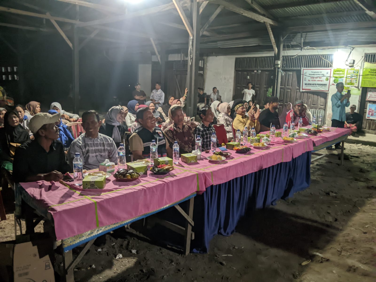 foto bersama lurah kulim di acara malam puncak Hut RI Ke 81 di RW 004